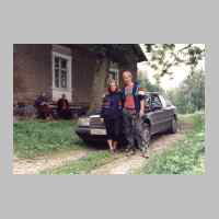 104-1156 Das junge Ehepaar wollte unbedingt vor unserem Auto fotografiert werden..JPG